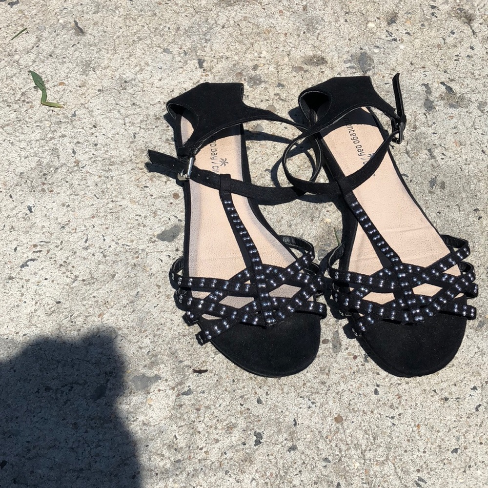 cute black sandals!!